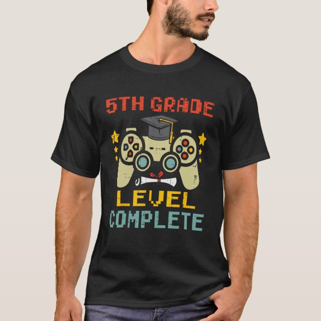 Camiseta 5th Grade Level Complete Gamer First Grade Graduat (Frente)