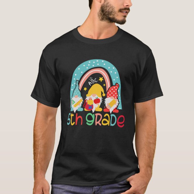 Camiseta 5th Grade  Rainbow Gnomes Happy First Day Of Schoo (Frente)