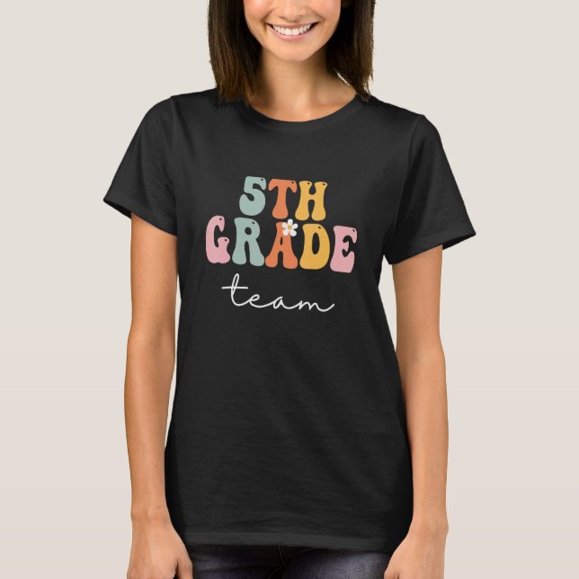 Camiseta 5th Grade Team Retro Groovy Women Happy First Day  (Frente)