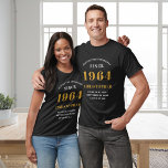 Camiseta 60º Aniversário de 1964 Adicionar Nome Partido Dou<br><div class="desc">Personalizado 60º Aniversário Convidado de Honra Preta e Dourada Camiseta - Nascer 1964 Edition. Comemore seu aniversário de marco em estilo com nossa t-shirt de Convidado de Honra de 60º Aniversário. Nossa árvore preta e dourada é a peça de declaração perfeita para esta ocasião especial. Com um design que orgulhosamente...</div>