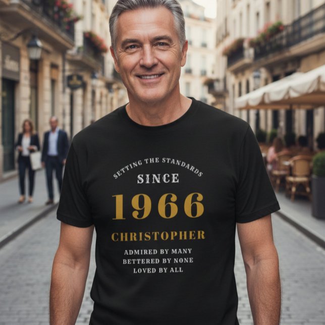 Camiseta 60º Aniversário de 1966 Adicione Nome Partido Dour (1966 black tshirt with a street scene background)