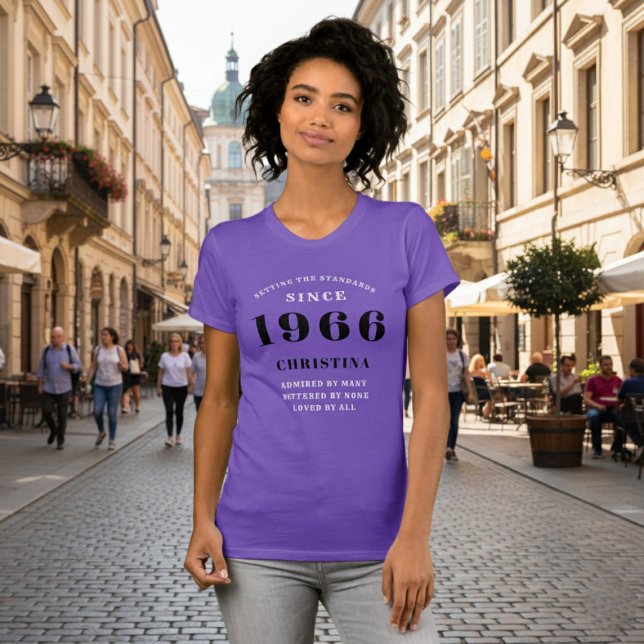 Camiseta 60º Aniversário de 1966 Mulheres Roxas Personaliza (1966 purple t-shirt worn by a woman in a street.)