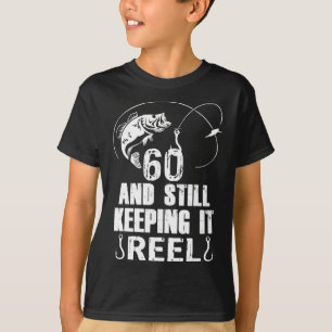 Camiseta 60.o aniversário e ainda a mantém a pesca do rolo