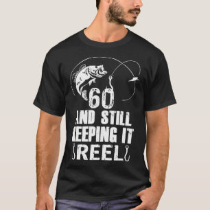 Camiseta 60.o aniversário e ainda a mantém a pesca do rolo