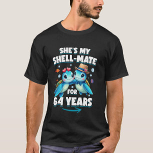 Camiseta 64 anos Casal Aniversário Tartarugas Ela é Minha