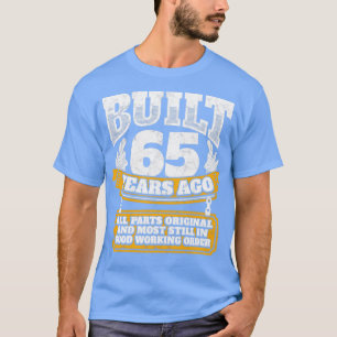 Camiseta 65ª ideia de presente de aniversário construída há
