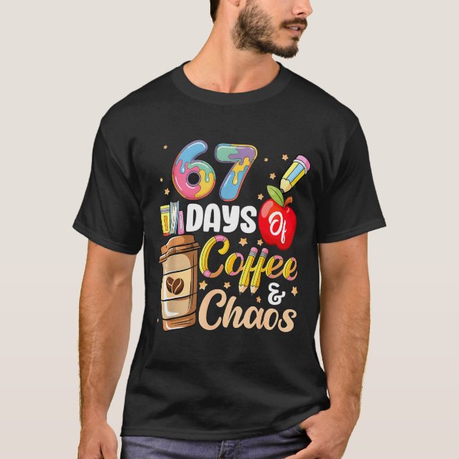 Camiseta 67 Days Of Coffee &amp; Chaos Funny Teacher Six Se (Frente)