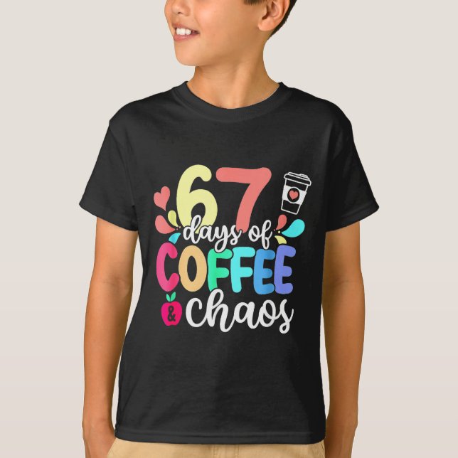 Camiseta 67 Days Of Coffee &amp; Chaos Happy 67th Day Schoo (Frente)