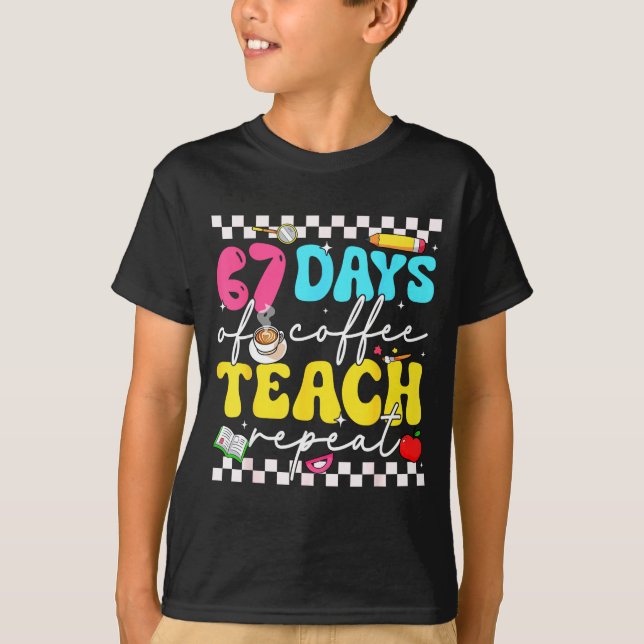 Camiseta 67 Days Of Coffee Teach Repeat Funny Six Seven Mem (Frente)