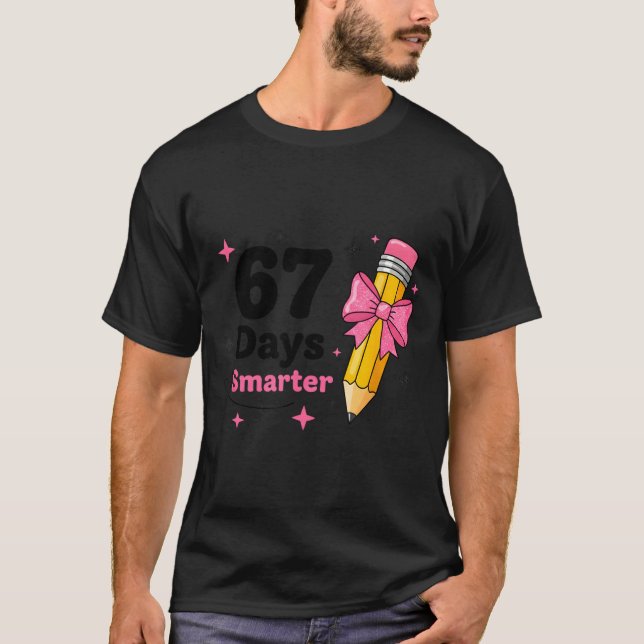 Camiseta 67 Days Smarter Bow Kids Teachers 67 Meme Humor Fu (Frente)