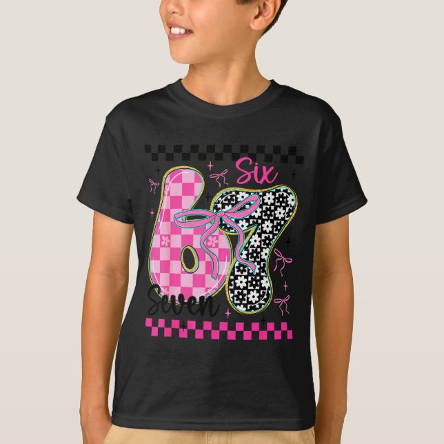 Camiseta 67 Funny Meme Filled With Hearts Six Seven Valenti (Frente)