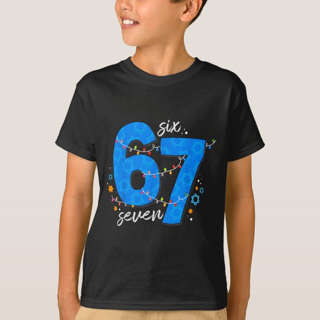 Camiseta 67 Hanukkah Jewish Holiday Menorah Six Seven Meme  (Frente)