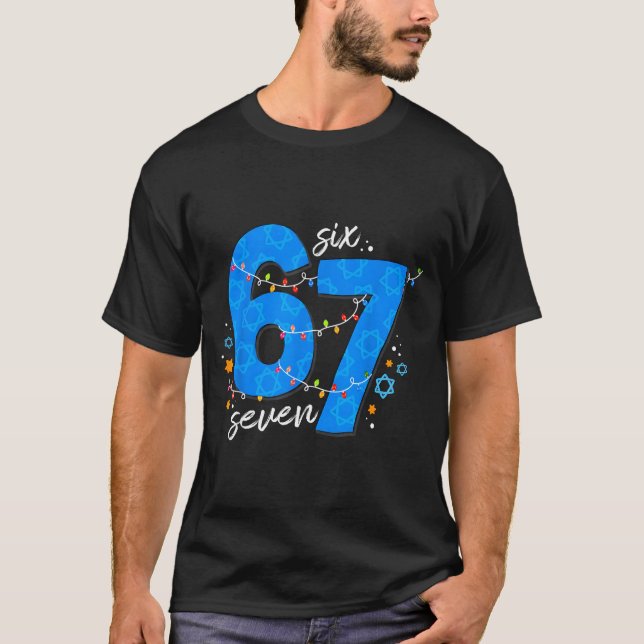 Camiseta 67 Hanukkah Jewish Holiday Menorah Six Seven Meme  (Frente)