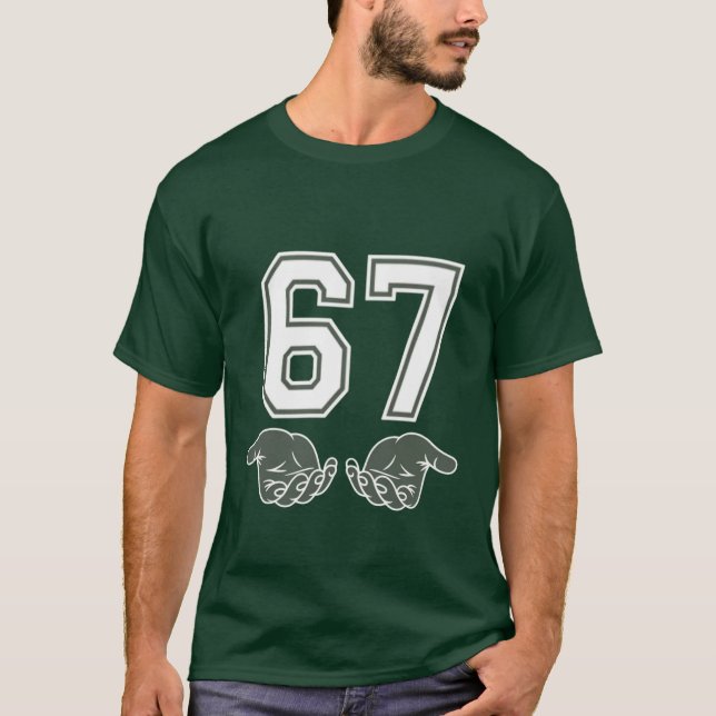 Camiseta 67 Mão Divertido Seis Sete Meme Geração Alpha  (Frente)