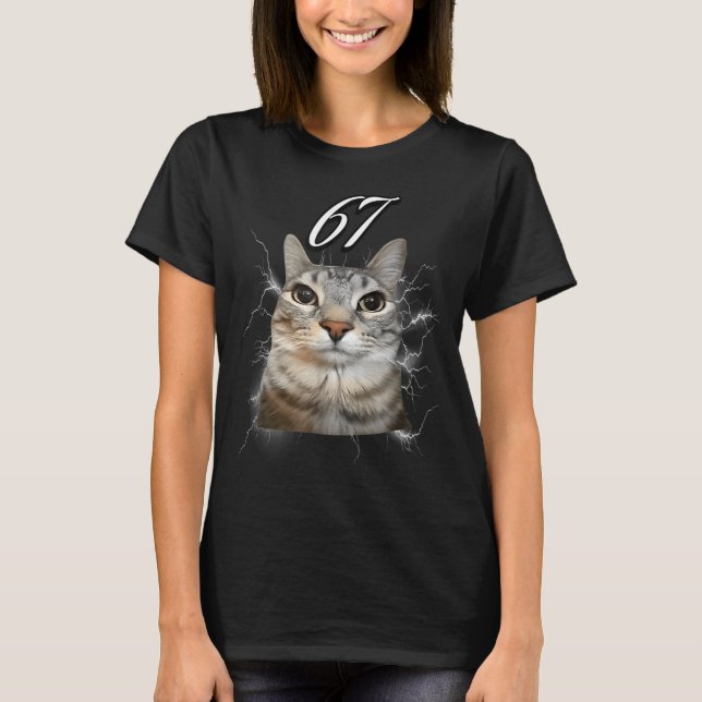 Camiseta 67 Meme Cat Howling At Moon Brainrot Funny 6 7  (Frente)