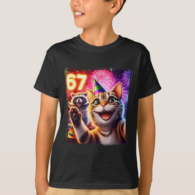 Camiseta 67 Meme Cat Raccoon New Year Selfie Funny Birthday (Frente)