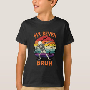 Camiseta 67 Meme de Halloween Seis Sete Números de Esquelet
