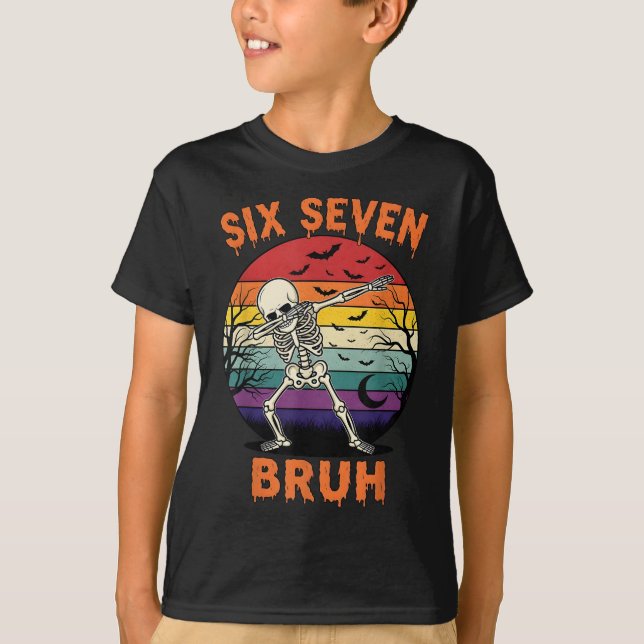 Camiseta 67 Meme de Halloween Seis Sete Números de Esquelet (Frente)