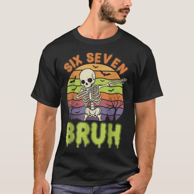Camiseta 67 Meme do Halloween 6 7 Esqueleto Seis Sete Númer (Frente)