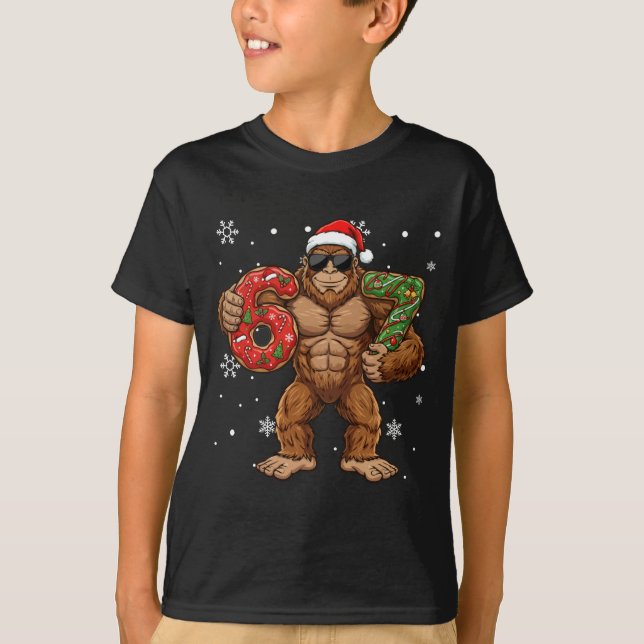 Camiseta 67 Meme Funny Big Foot Six Seven Christmas Xmas Sa (Frente)