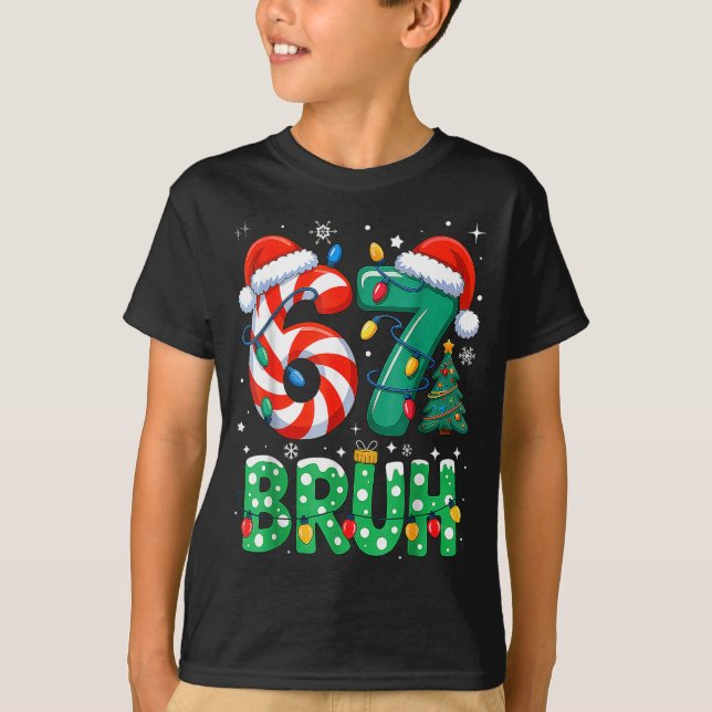Camiseta 67 Six Seven Bruh Funny Christmas 6 7 Meme Men Wom (Frente)