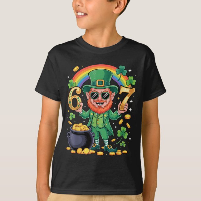 Camiseta 67 Six Seven Funny 6 7 Meme St Patricks Day Leprec (Frente)