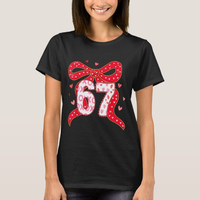 Camiseta 67 Valentine Vibes Coquette Bow Girl  (Frente)
