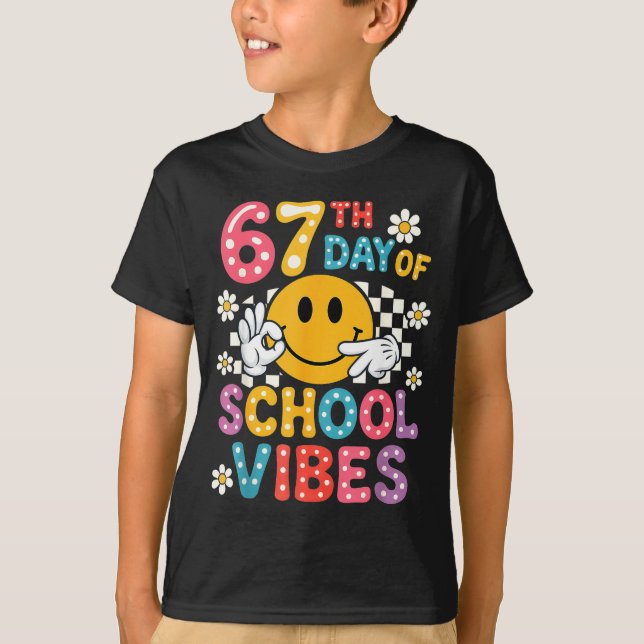 Camiseta 67th Day Of School Vibes 67 Meme Cute Smile Face T (Frente)