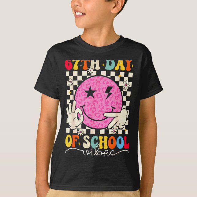 Camiseta 67th Day Of School Vibes Funny Six Seven 67 Meme S (Frente)