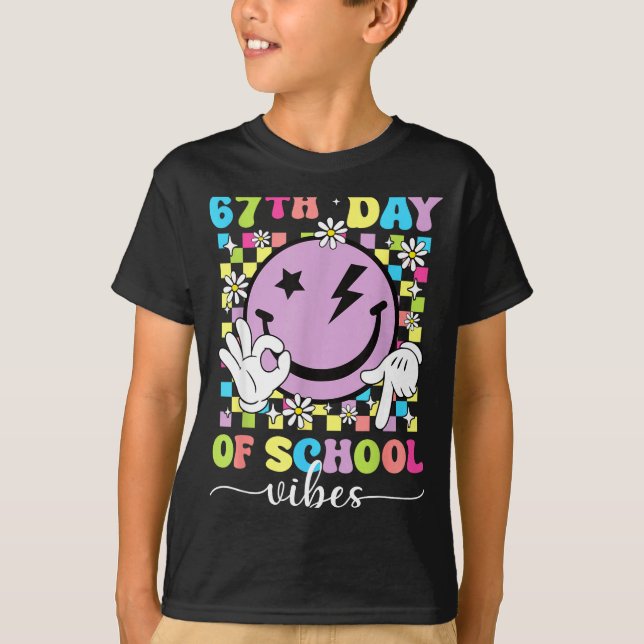 Camiseta 67th Day Of School Vibes Funny Six Seven 67 Meme S (Frente)