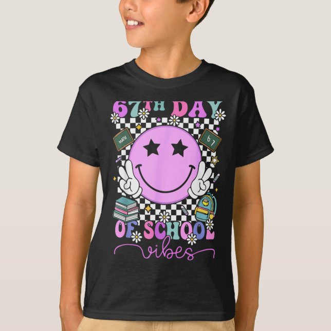 Camiseta 67th Day Of School Vibes Groovy Retro 100 Days Of  (Frente)