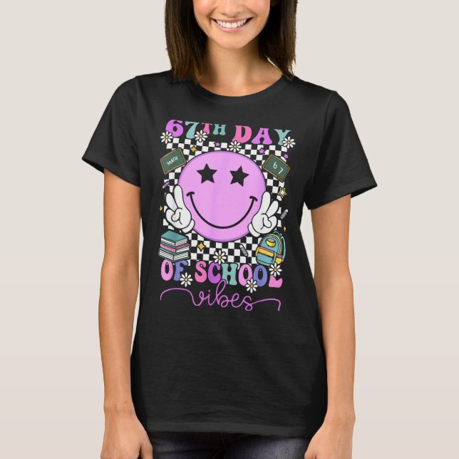 Camiseta 67th Day Of School Vibes Groovy Retro 100 Days Of  (Frente)