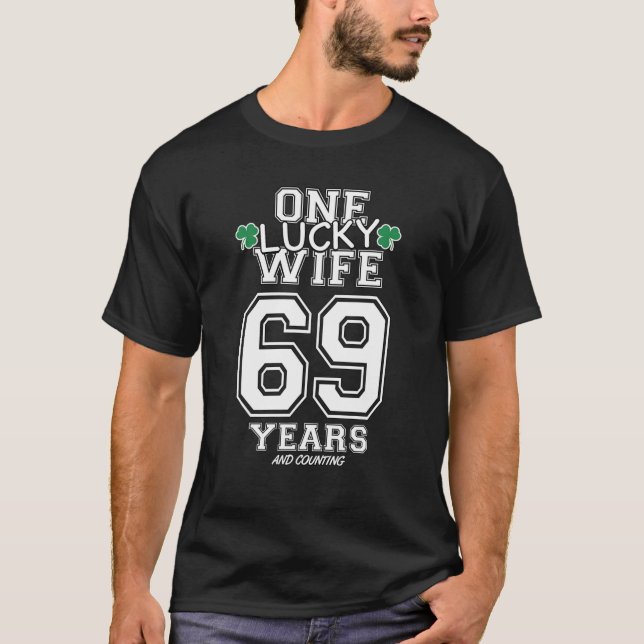 Camiseta 69 Years Lucky Wife Funny St Patrick's Day Anniver (Frente)