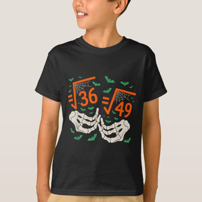 Camiseta 6 7 Halloween Matemática Raiz Quadrada 67 Meme Ger (Frente)