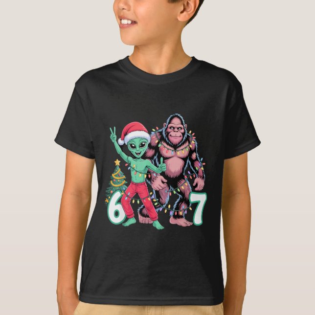 Camiseta 6 7 Meme Christmas Alien Sasquatch Six Seven Fun  (Frente)
