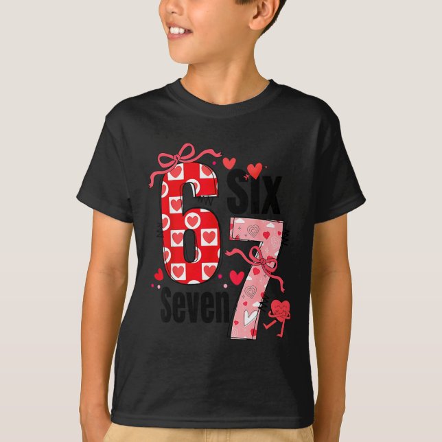 Camiseta 6 7 Valentine Six Seven Meme Coquette Bow Hearts  (Frente)