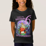 Camiseta 6 Birthday Bubble Fairy & Mushroom Motif T Shirt<br><div class="desc">"Celebração de Vamos!" "6" e "Hoje é Meu Aniversário" estão em uma fonte roxa divertida em um design de conto de fadas com um grande cogumelo vermelho com uma fada loira bonito sentada em cima, soprando bolhas. Comemore o aniversário de sua filha de 6 anos com este design de cogumelo...</div>