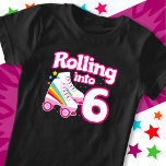 Camiseta 6 Birthday Roller Skling 6 Anos Skate<br><div class="desc">Este design de skate é perfeito para uma festa de patins ou tema de aniversário para uma garota de 6 anos. Se a aniversariante adora rodar o skate, ela vai adorar este design de skate! Apresenta uma citação de aniversário do estilo 'Rolling in 6' com um gráfico de skate de...</div>