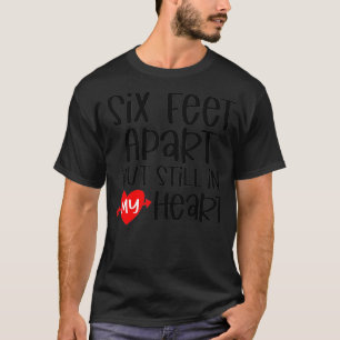 Camiseta 6 Pés De Distância, Mas Ainda No Meu Coração Engra