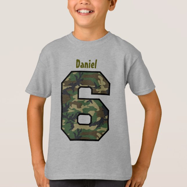 Camiseta 6o Menino Camo do aniversário seis nomes feitos (Frente)