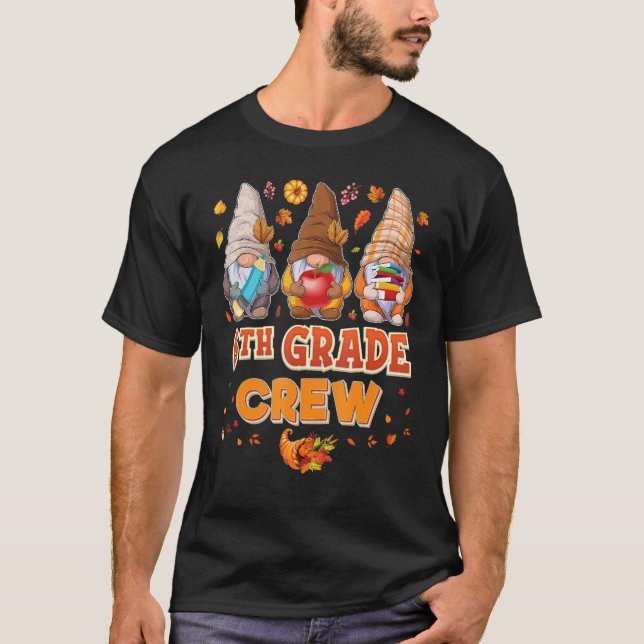Camiseta 6th Grade Crew Gnomes Thanksgiving Grateful Sixth  (Frente)
