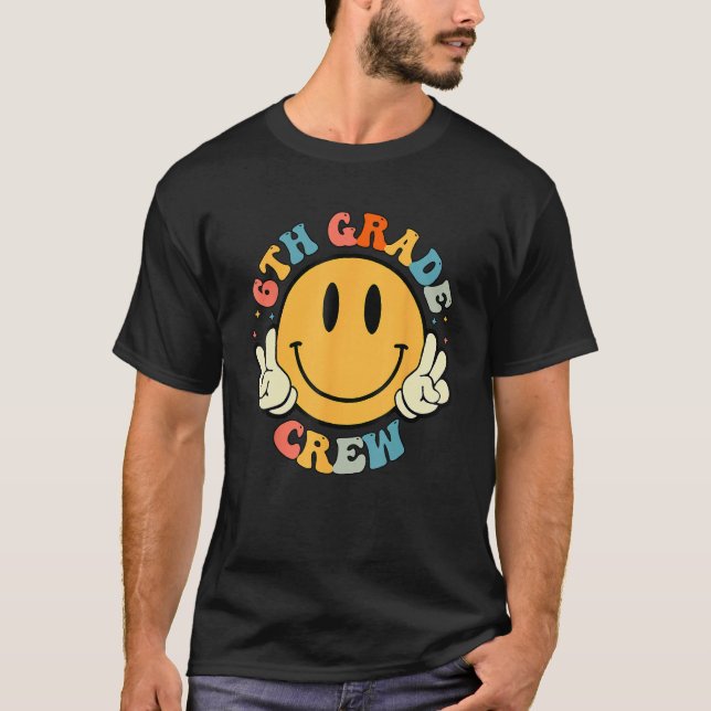 Camiseta 6th Grade Crew Smile Face Groovy Student Back To S (Frente)
