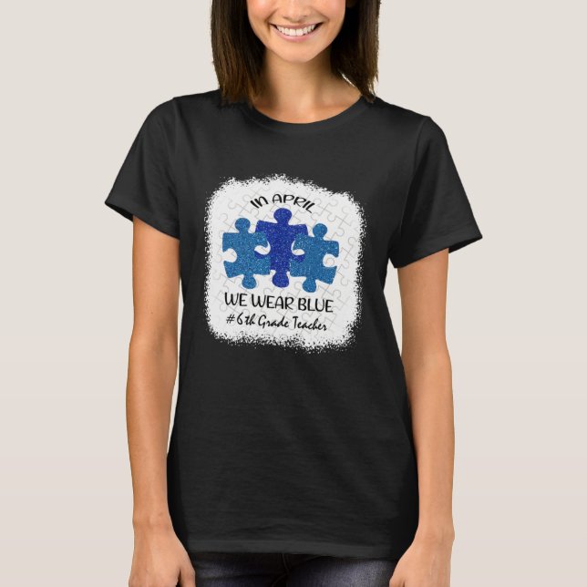 Camiseta 6th Grade Teacher Autism Awareness In April We Wea (Frente)