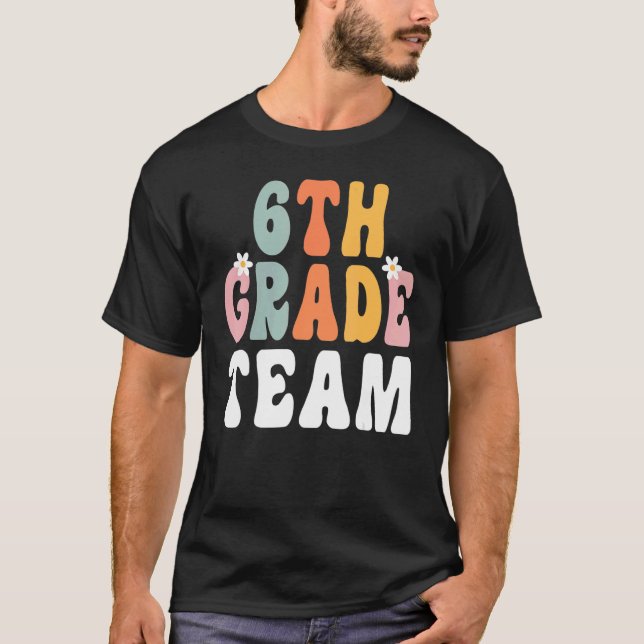 Camiseta 6th Grade Team Retro Groovy Teacher Happy 1st Day  (Frente)