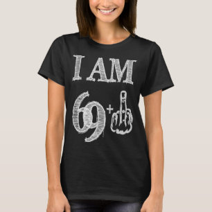 Camiseta 70 Aniversário Eu Sou 69+ Dedo Médio Mais 70