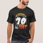 Camiseta 70 Birthday Husband: 70 anos ainda quente<br><div class="desc">70 Birthday Husband tem 70 anos ainda quentes e setenta anos</div>