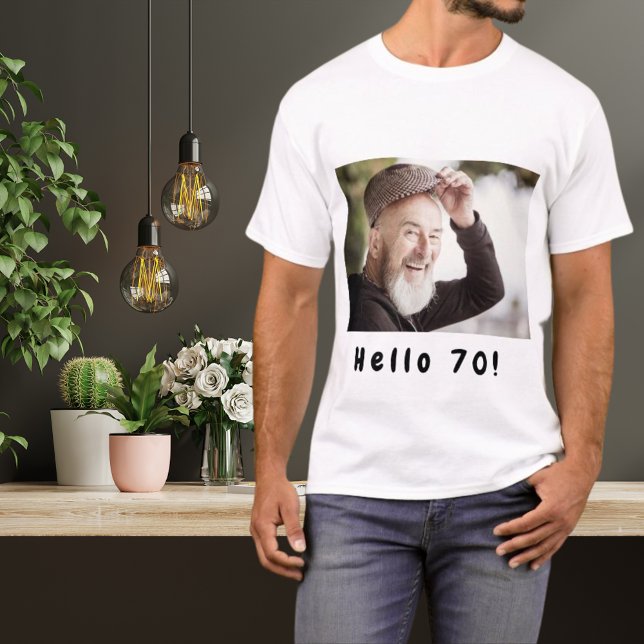 Camiseta 70 de aniversário de foto personalizada saudação d (Criador carregado)