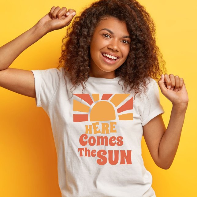 Camiseta 70s retrô Vintage pôr do sol Aqui vem o sol verão (Criador carregado)