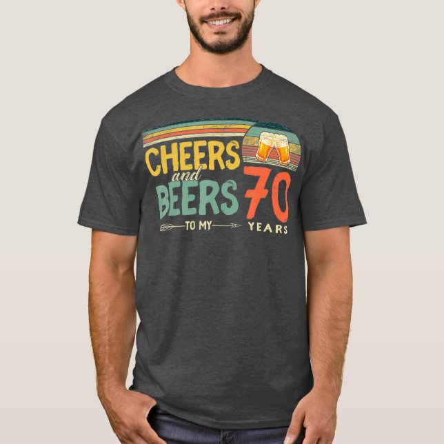 Camiseta 70th Birthday Gifts Funny Cheers And Beers To 70 (Frente)