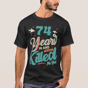 Camiseta 74 anos e Ela ainda não Me Matou Engraçado 74º A